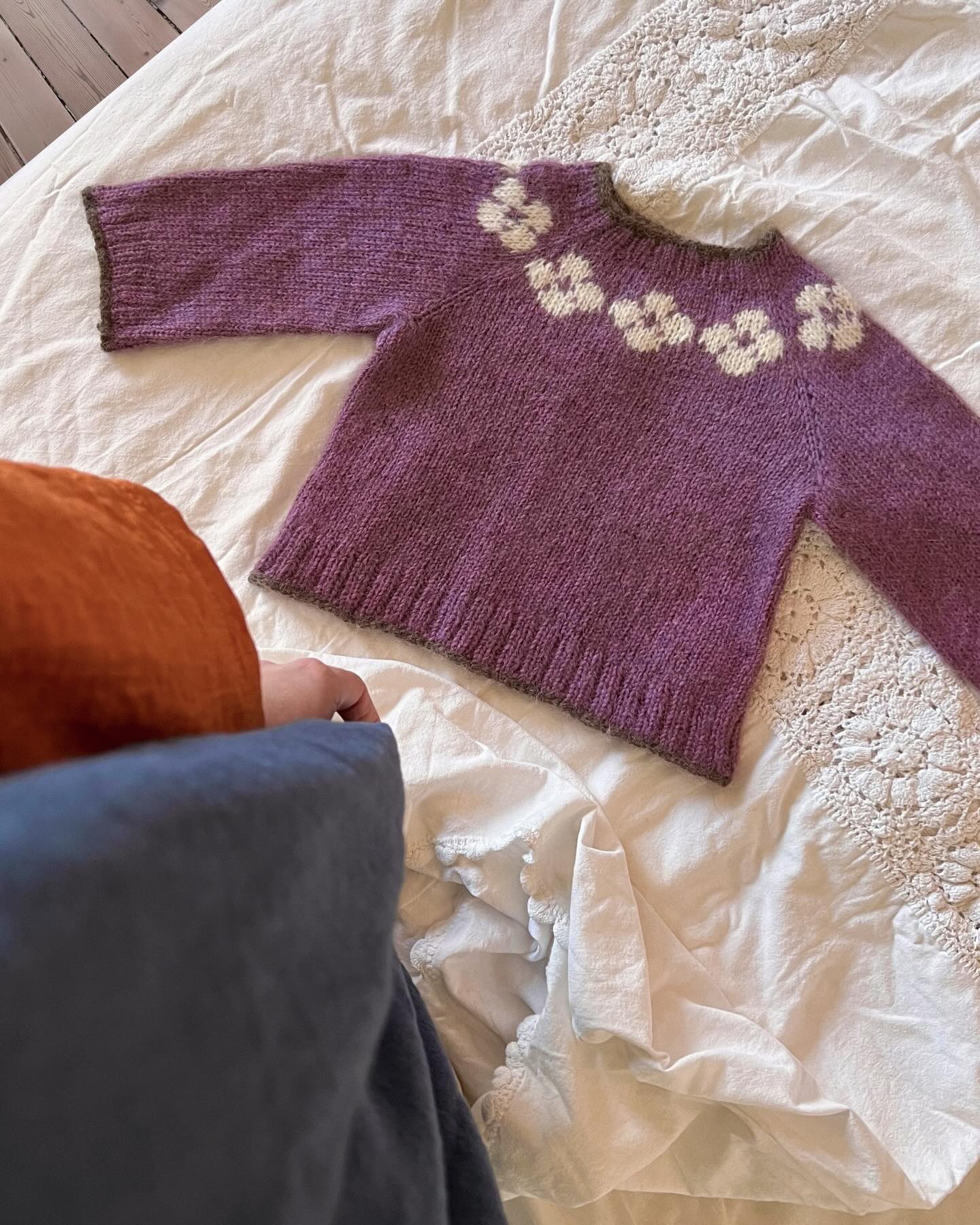 Fiori-sweater til børn – strikkeopskrift (PDF download)